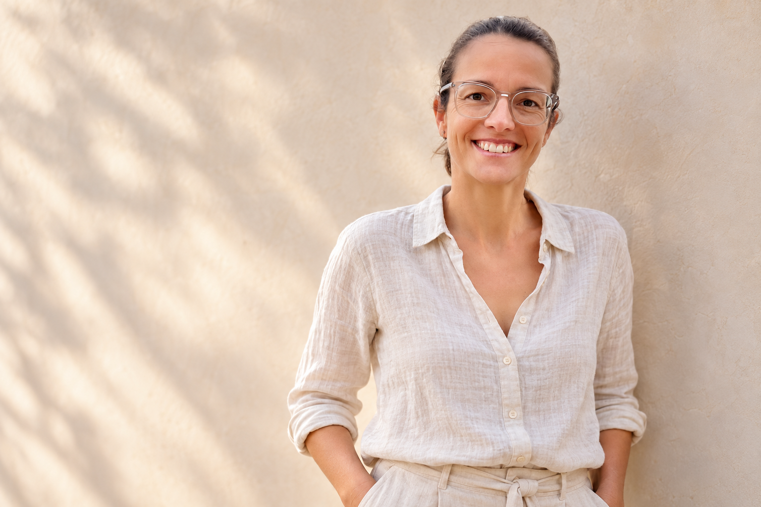 Katja Ulas mit freundlichem Lächeln in einer hellen Umgebung