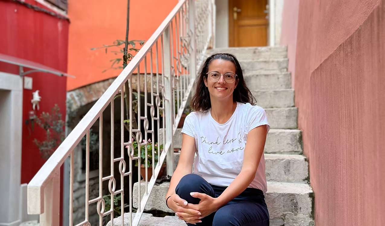 Katja Ulas sitzt entspannt auf einer Treppe